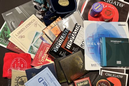 Viele verschiedene Saiten und Kolophone